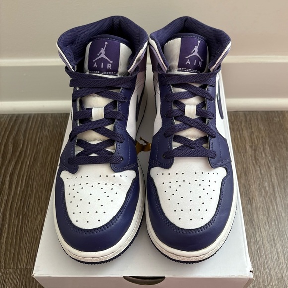Air Jordan 1 Mid Shoes. Big kids size 7, Women’s size 8.5 - Picture 4 of 6